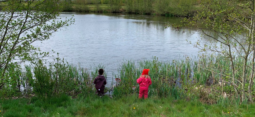 Børn ved siden af en sø