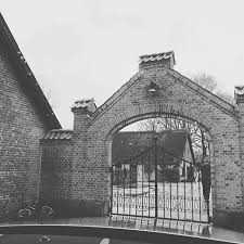 Lægdsgård indgang i sort/hvid