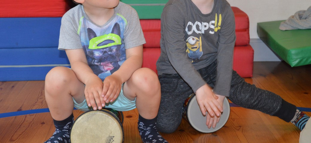 Børn der spiller på trommer