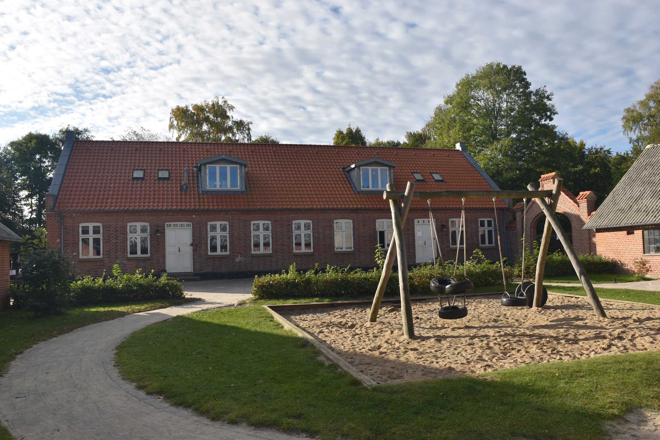 Gyngestativ foran Lægdsgård