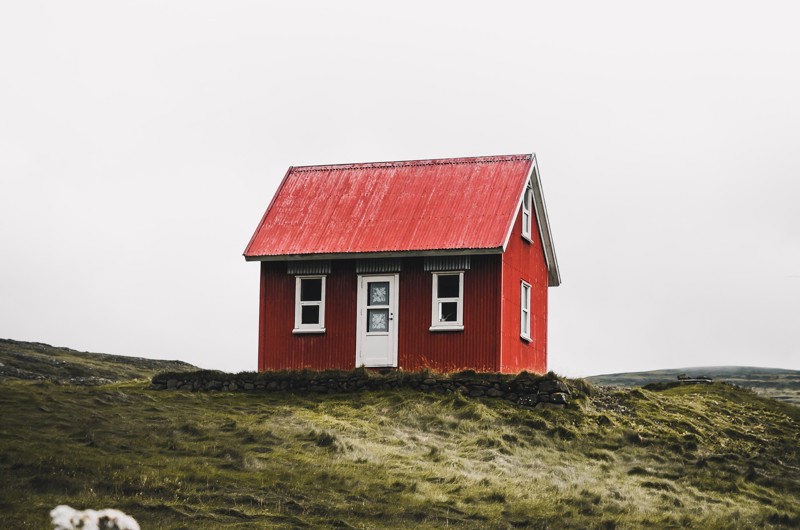 Rødt hus på en bakketop