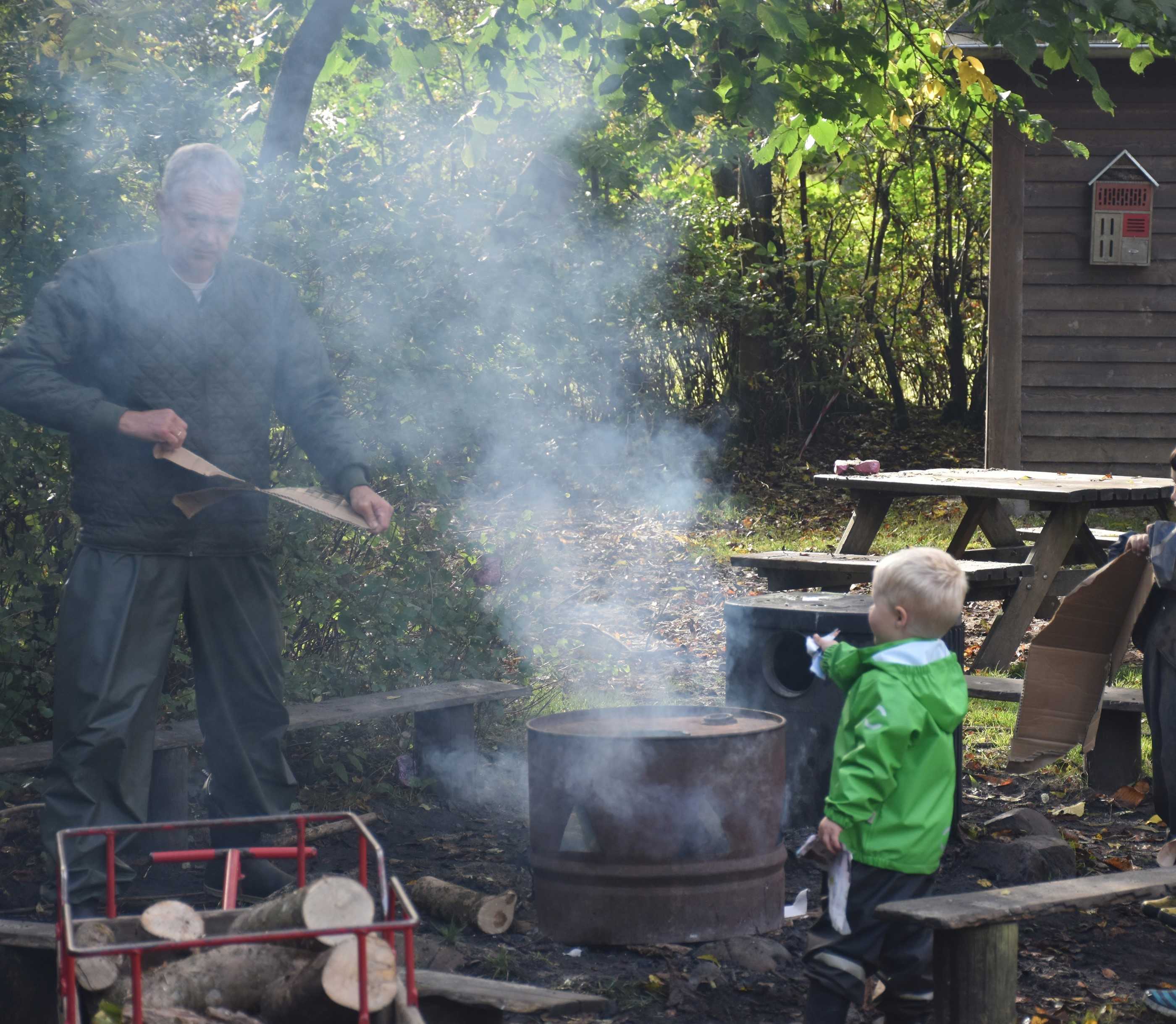 Bålrøg stiger op fra et bål