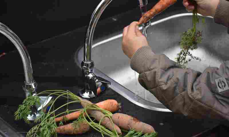 Rengøring af gulerødder